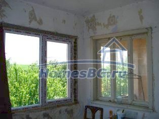 9816:10 - Продается массивный кирпичный дом в красивом болгарском селе