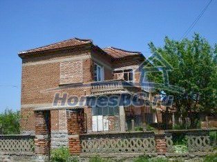 9816:1 - Продается массивный кирпичный дом в красивом болгарском селе