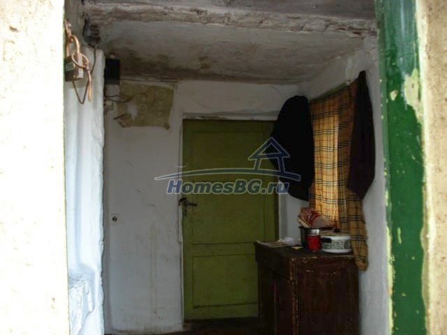 9833:3 - Это дешевый небольшой болгарский дом на продажу 