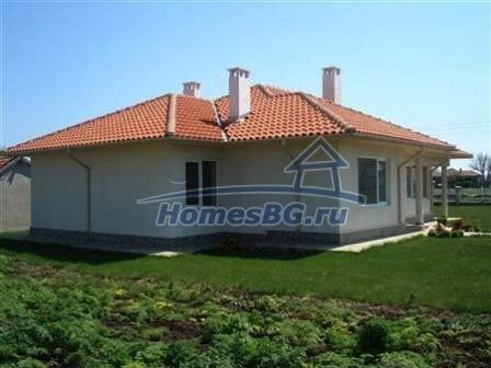 9870:2 - В тихом болгарском селе продается массивный дом до Каварна!