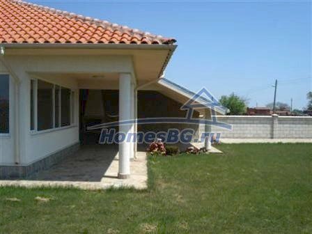 9870:4 - В тихом болгарском селе продается массивный дом до Каварна!