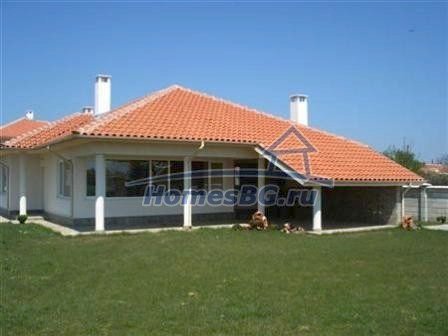 9870:1 - В тихом болгарском селе продается массивный дом до Каварна!