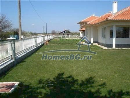 9870:6 - В тихом болгарском селе продается массивный дом до Каварна!