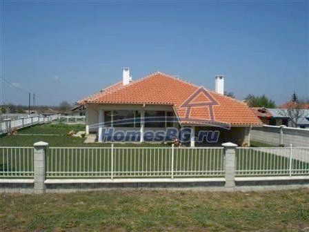 9870:8 - В тихом болгарском селе продается массивный дом до Каварна!