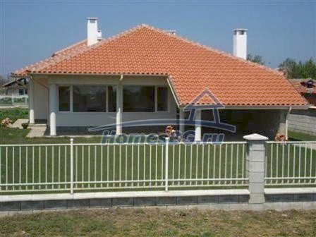 9870:9 - В тихом болгарском селе продается массивный дом до Каварна!