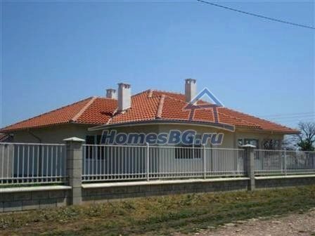 9870:16 - В тихом болгарском селе продается массивный дом до Каварна!