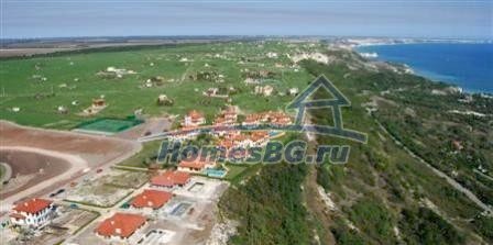 9870:29 - В тихом болгарском селе продается массивный дом до Каварна!