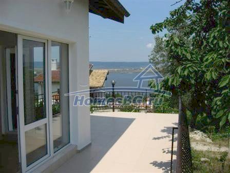 9935:2 - Продается красивый дом около озера в Варне в Болгарии