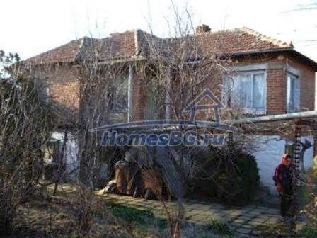 10009:2 - Большой кирпичный двухэтажный дом в болгарской деревне
