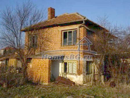 10009:1 - Большой кирпичный двухэтажный дом в болгарской деревне