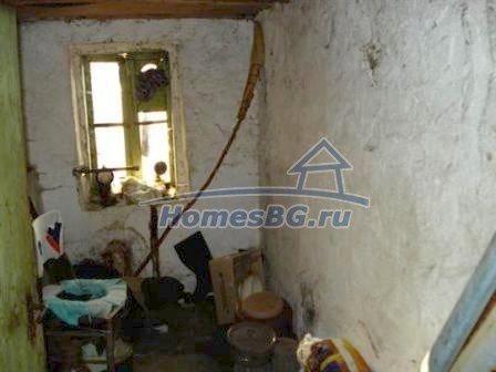 10009:11 - Большой кирпичный двухэтажный дом в болгарской деревне