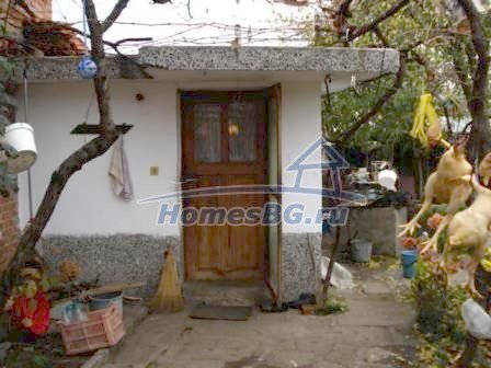 10033:8 - Большой кирпичный дом в живописном болгарском селе Княжево