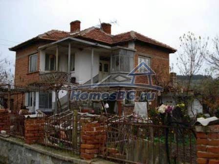 10033:22 - Большой кирпичный дом в живописном болгарском селе Княжево