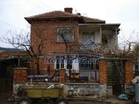 10033:1 - Большой кирпичный дом в живописном болгарском селе Княжево