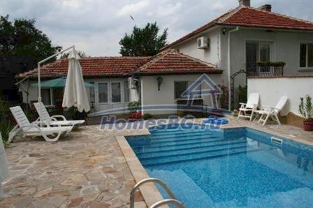 10093:1 - Роскошный дом с бассейном для продажи в Болгарии возле Елхово