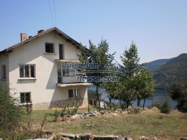 11192:1 - Sunny rural house near a dam lake,Kardzhali