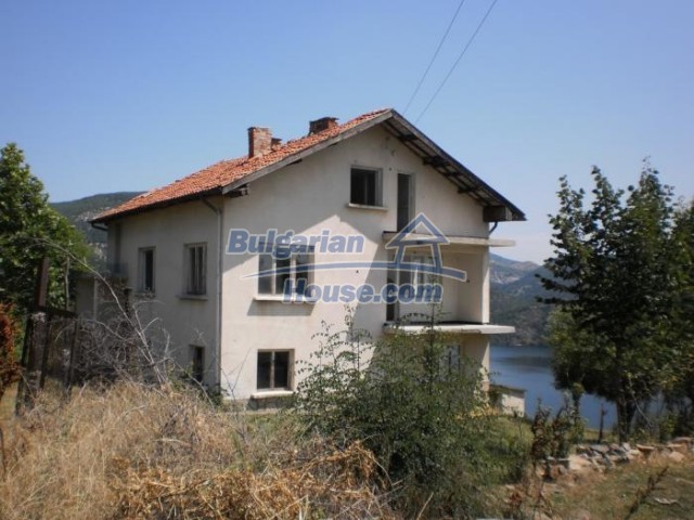 11192:4 - Sunny rural house near a dam lake,Kardzhali