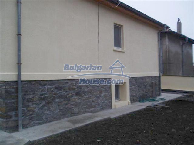 11700:3 - Two nice maintained houses with large plots of land near Elhovo