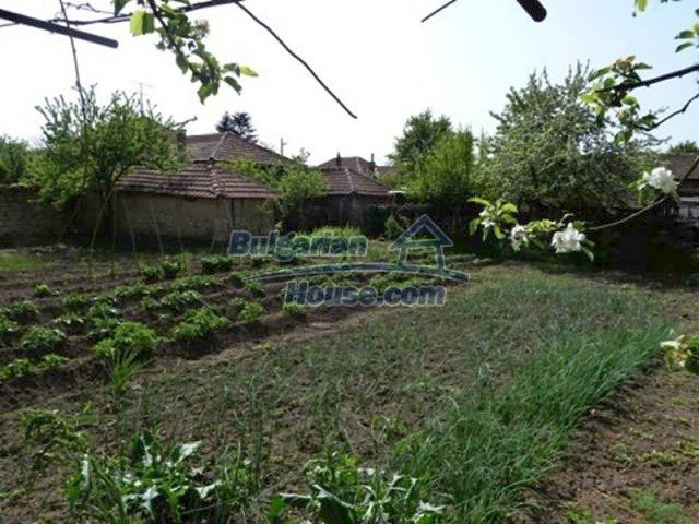 11877:4 - Compact sunny house with nice garden near Veliko Turnovo  