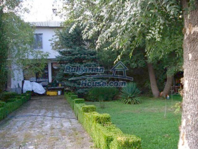 12242:25 - Large attractive house with landscaped garden in Elhovo town