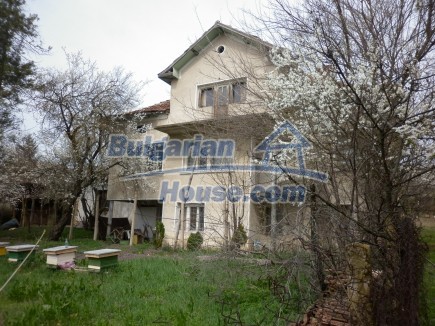 12299:1 - Big Bulgarian property for sale in Vratsa region with three gara
