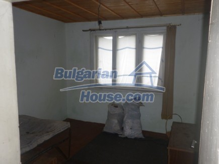 12299:32 - Big Bulgarian property for sale in Vratsa region with three gara
