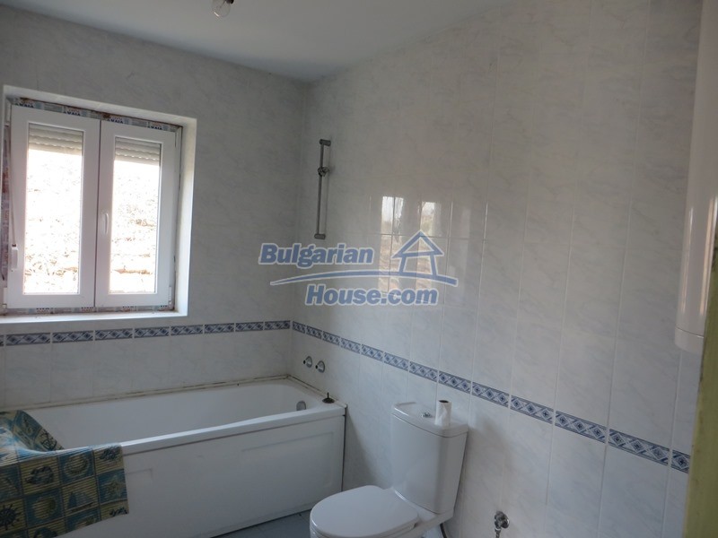 12592:25 - Partly renovated 3 bedrooms house 24 km from Veliko Tarnovo 