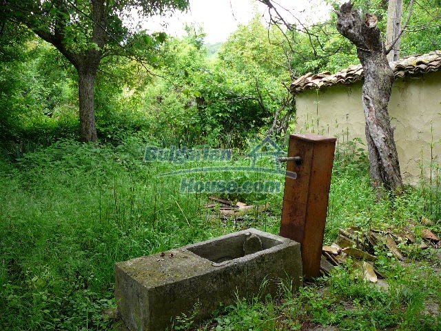 11199:27 - Charming rural house near a big dam lake near Popovo