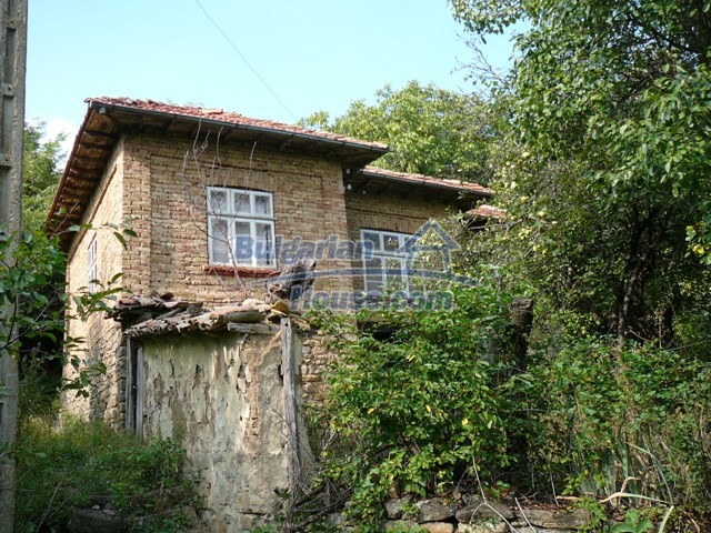 11199:16 - Charming rural house near a big dam lake near Popovo