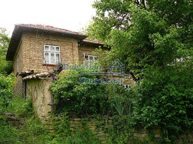 11199:23 - Charming rural house near a big dam lake near Popovo