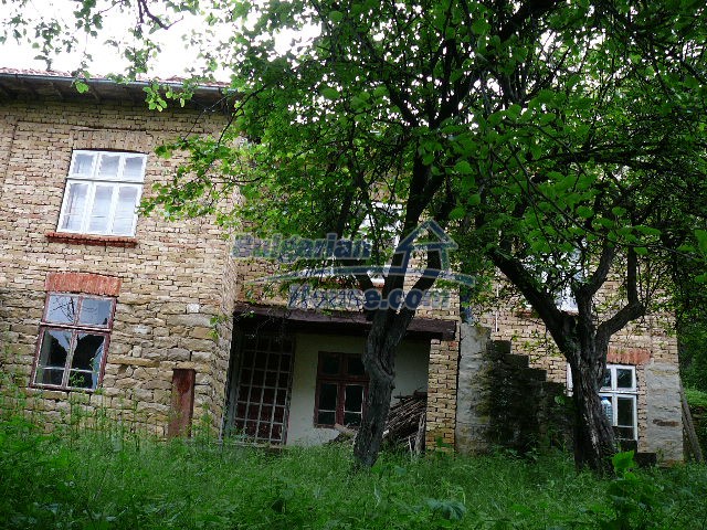 11199:31 - Charming rural house near a big dam lake near Popovo