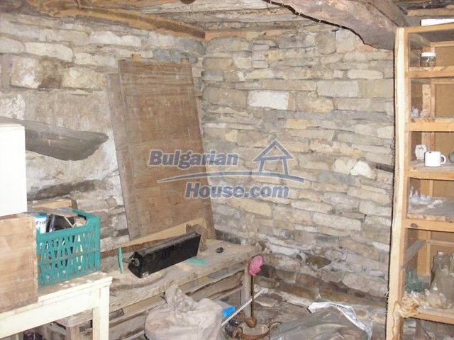 11036:32 - Massive partially furnished rural property in Vratsa region