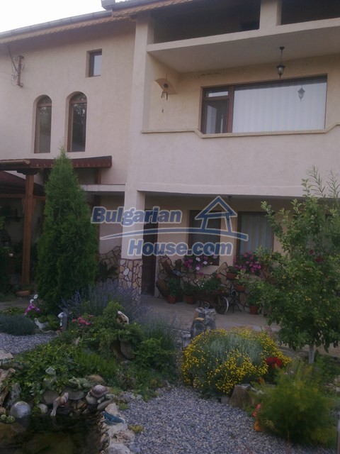 11127:46 - Splendid large house near a dam lake in Popovo