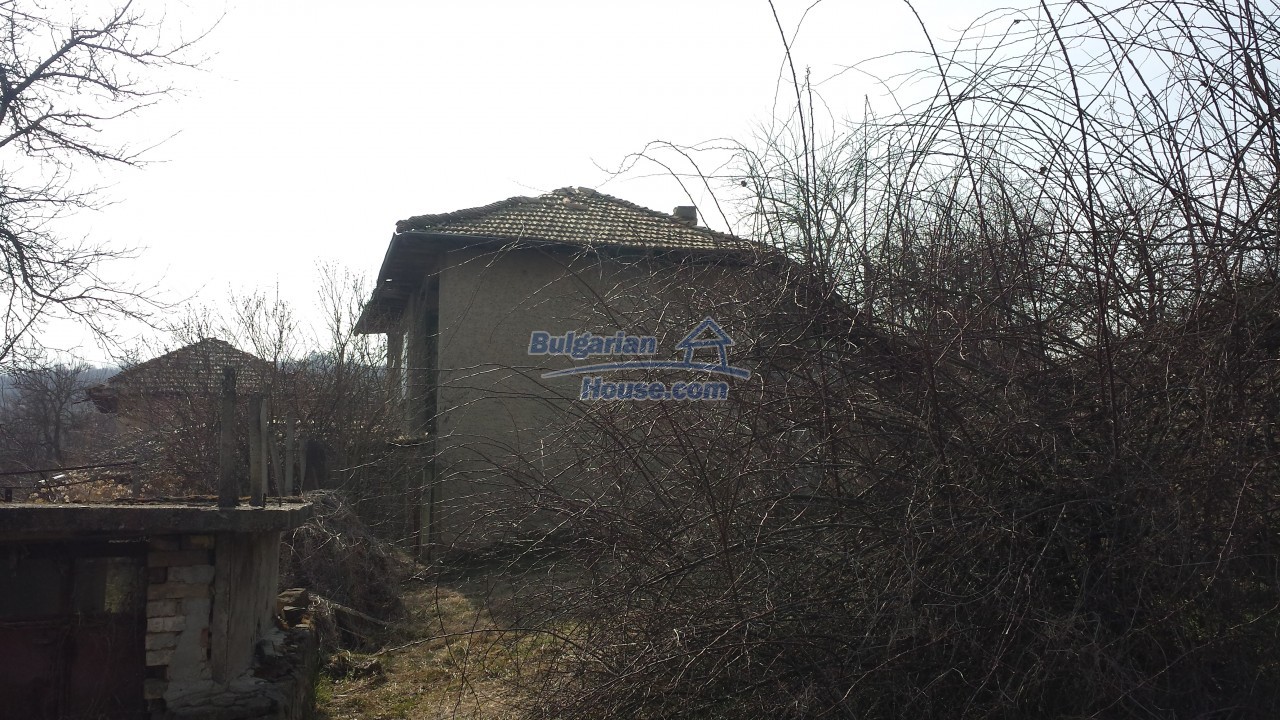12369:11 - A solid Bulgarian house 70km from Veliko Tarnovo,5km from Lake