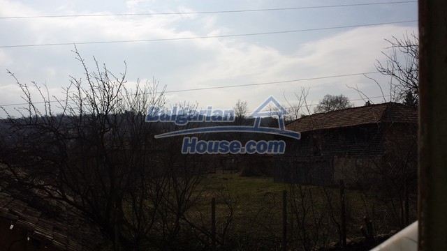 12369:27 - A solid Bulgarian house 70km from Veliko Tarnovo,5km from Lake