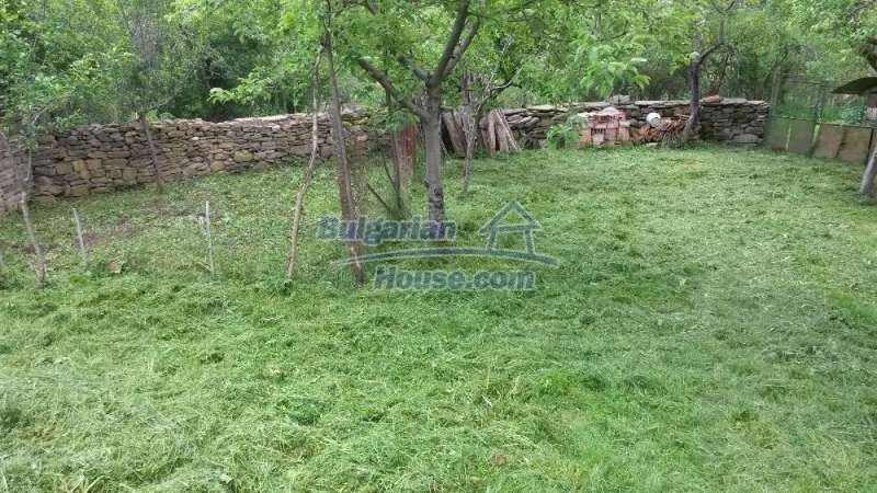 12345:13 - Cheap Bulgarian house bordering with river 90km from Sofia