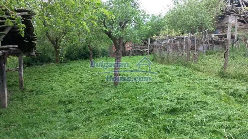 12345:12 - Cheap Bulgarian house bordering with river 90km from Sofia