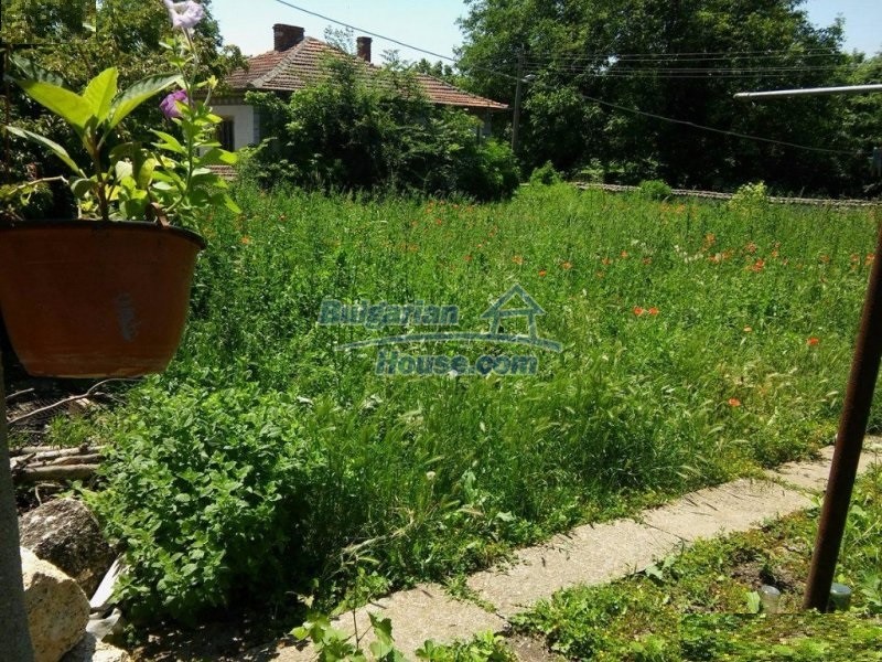11820:27 - Furnished house with lovely huge garden near Chirpan