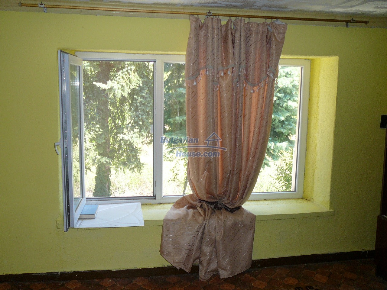 11820:33 - Furnished house with lovely huge garden near Chirpan