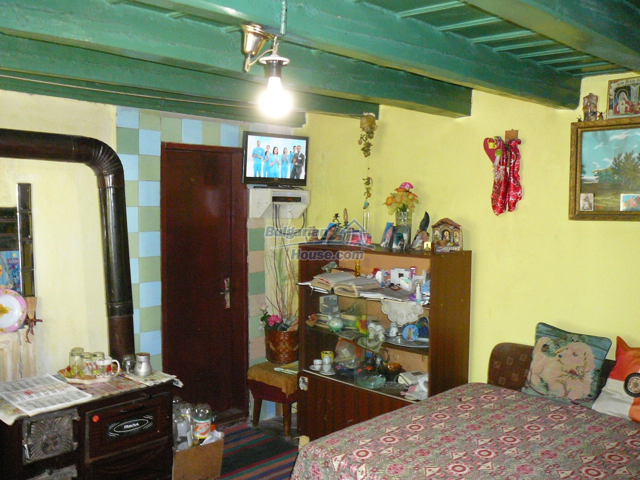 11820:49 - Furnished house with lovely huge garden near Chirpan