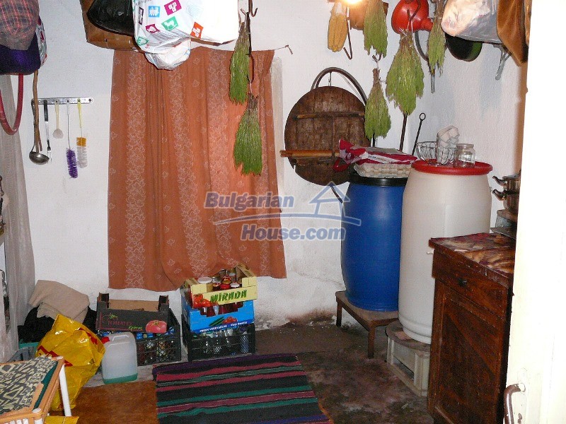 11513:26 - Well maintained house with a large garden near Yambol