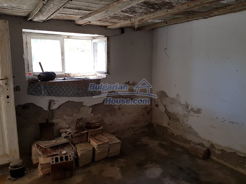 12737:40 - Bulgarian property 35 km from Plovdiv and 5 km from Parvomai