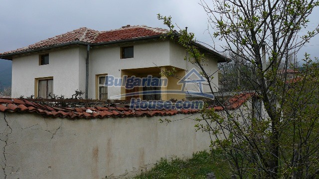 10983:7 -  Bulgarian house very close to pine forest and Kazanlak