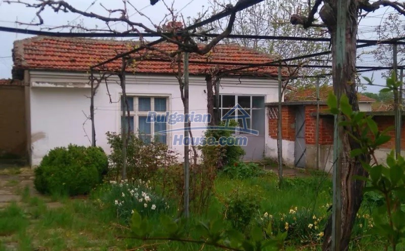 12835:11 - Bulgarian rural house -6 rooms and summer kitchen near Sliven 