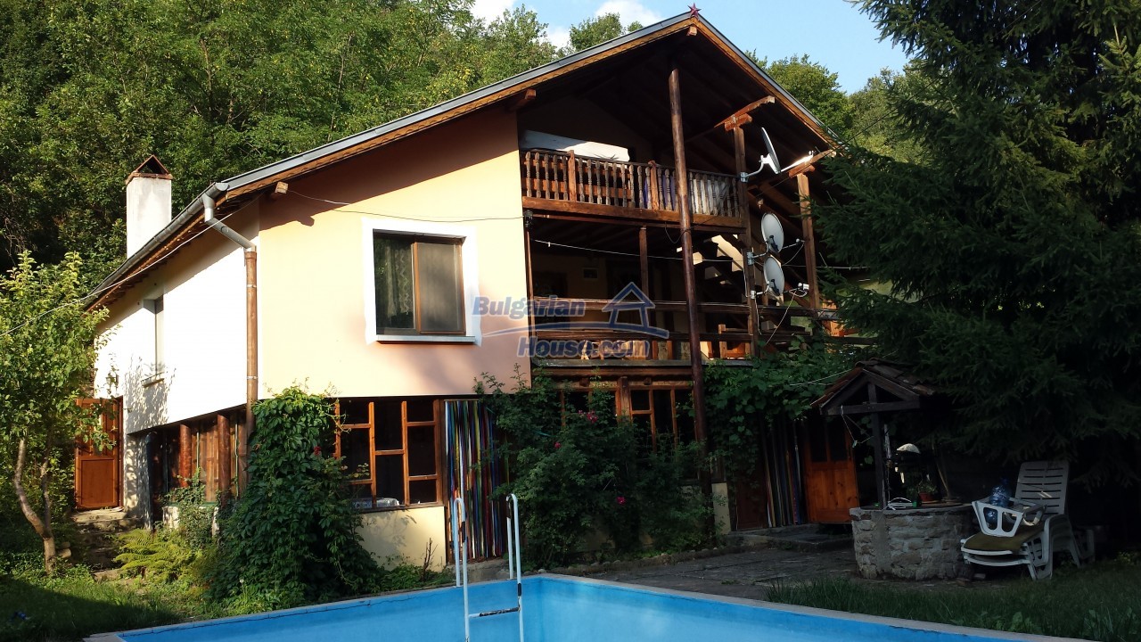 12860:56 - House with swimming pool 50 km from Veliko Tarnovo 7 bedrooms