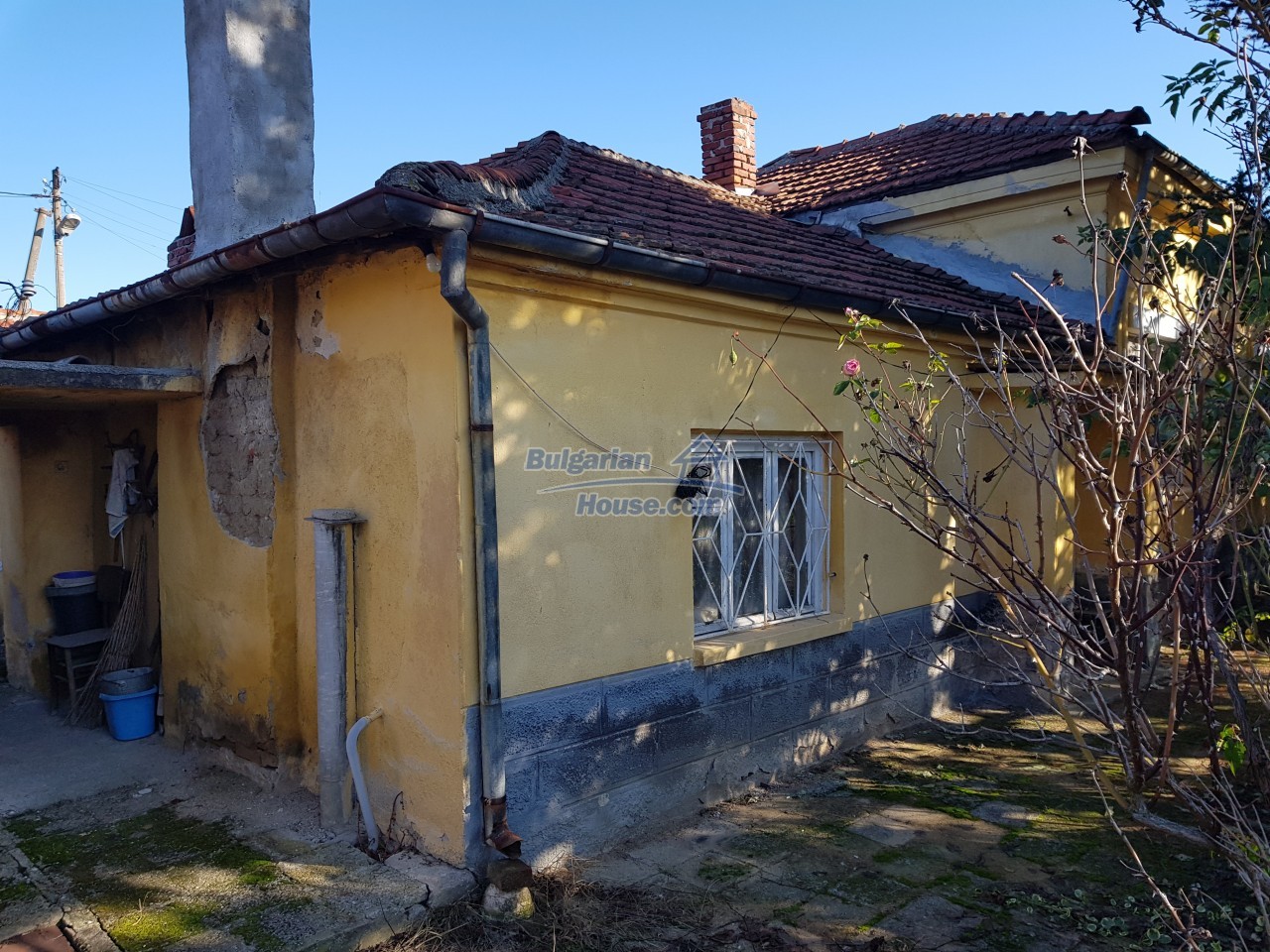 12938:11 - Bulgarian property with big farm buildings, garden near Plovdiv 