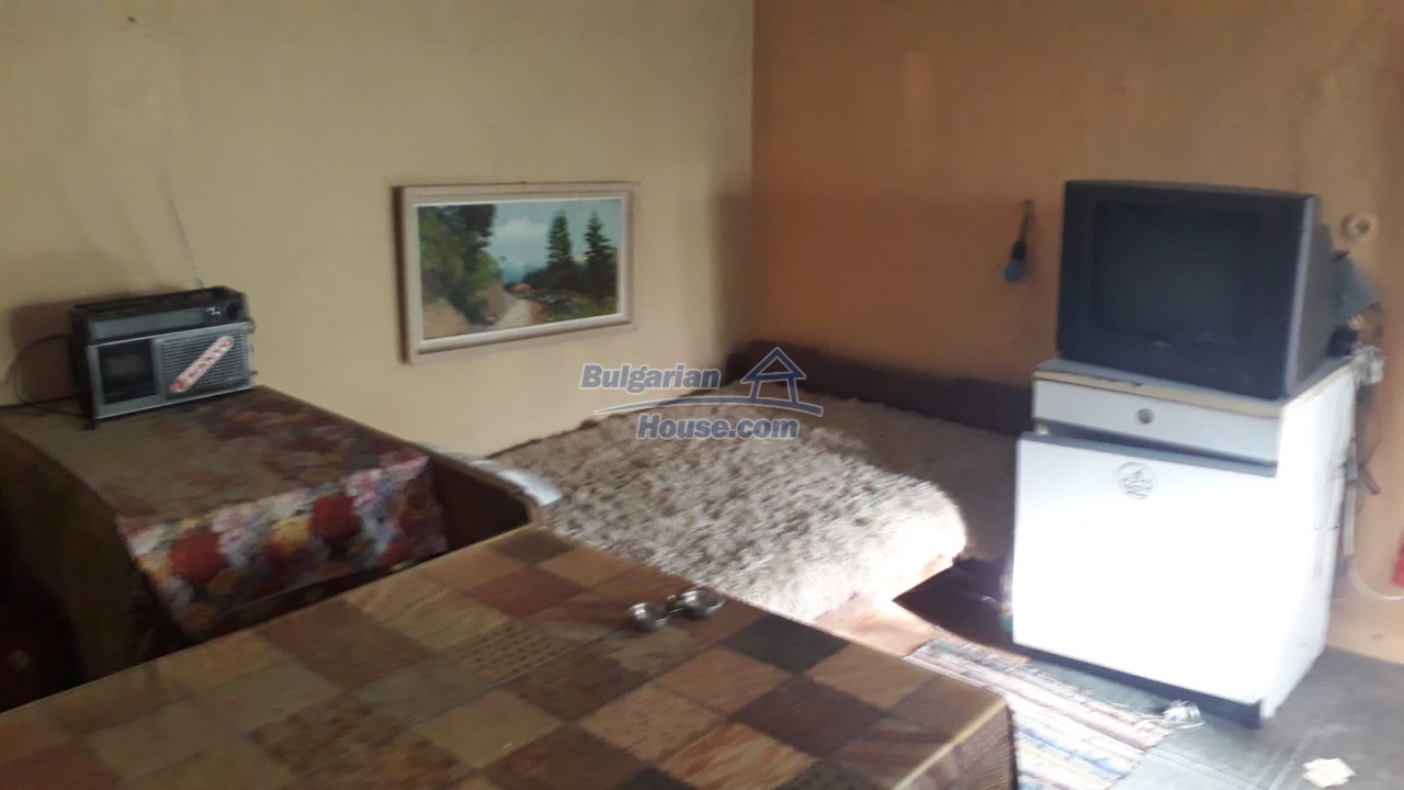 12345:21 - Cheap Bulgarian house bordering with river 90km from Sofia
