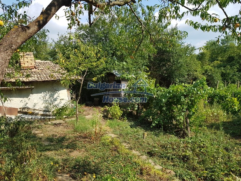 13052:10 - Very cheap Bulgarian property close to lake and 6 km from Popovo
