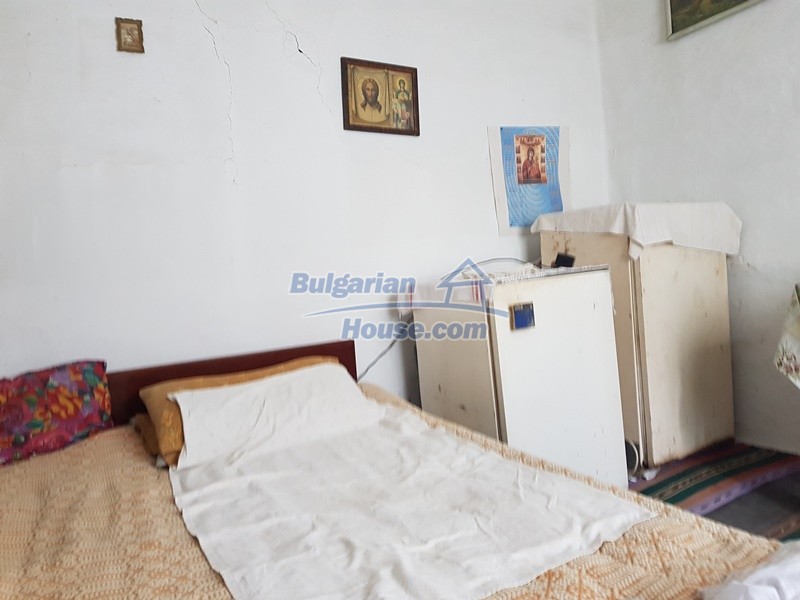13052:18 - Very cheap Bulgarian property close to lake and 6 km from Popovo