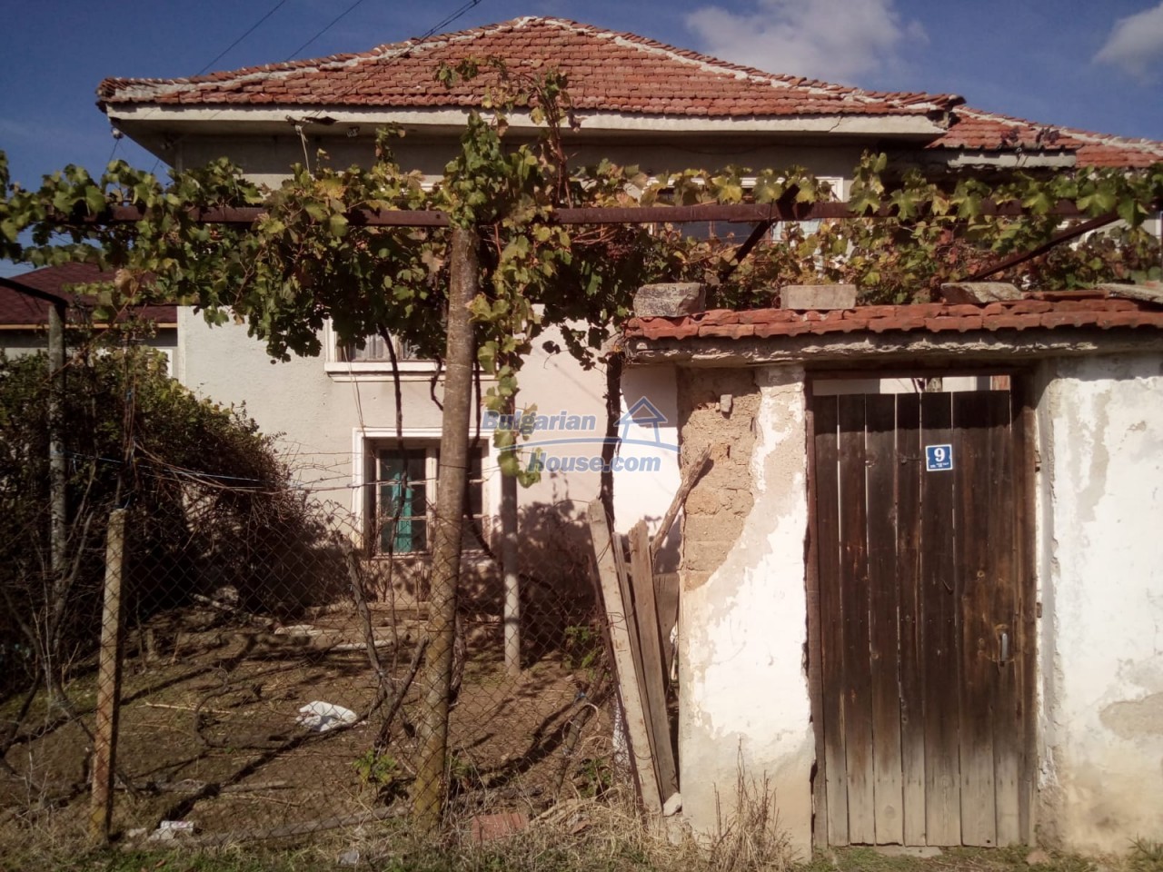13076:2 - House for sale  with garden 2100 sq.m 30 min driving to Plovdiv